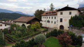 Blick auf Versorgungshaus Tisens, Südtirol