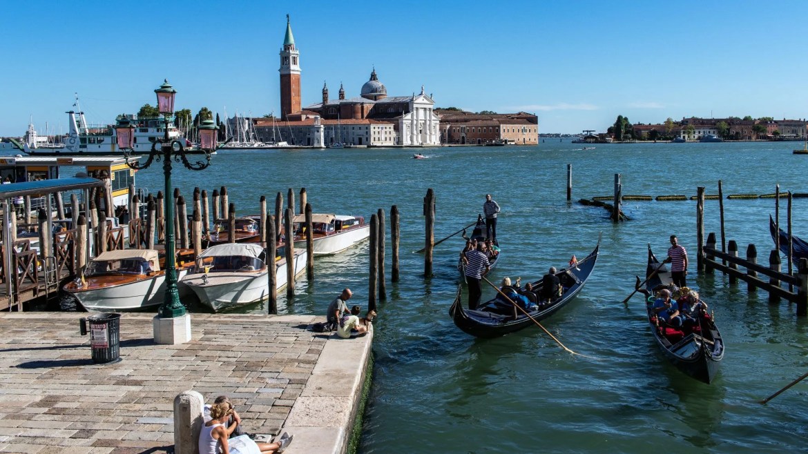 Gondeln in Venedig mit Blick auf San Giorgio
