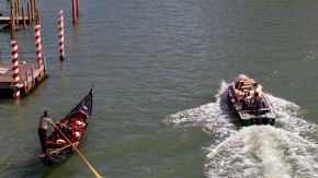Gondel und Postboot auf dem Canal Grande in Venedig