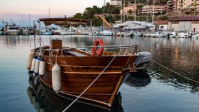Holzboot im Hafen von Porto San Stefano