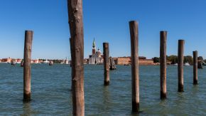 Holzpfähle als Anleger in Venedig