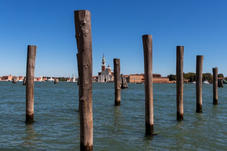 Holzpfähle als Anleger in Venedig