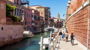 Kanal mit Booten in Venedig