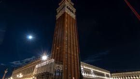 Markusturm in Venedig bei Nacht