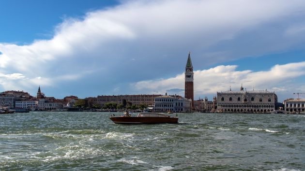 Markusturm in Venedig vom Wasser aus gesehen