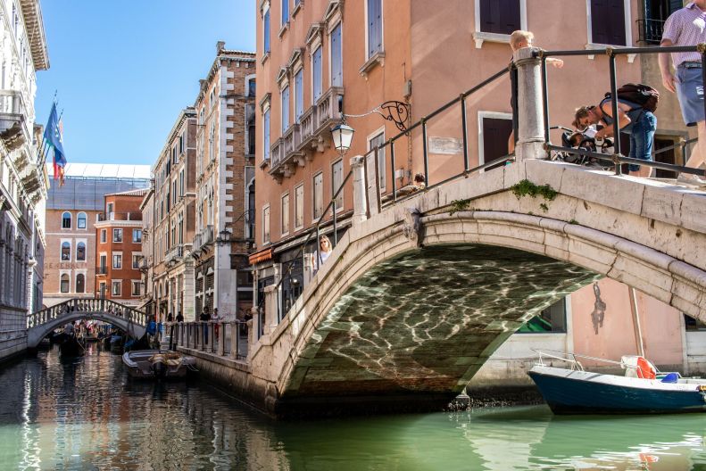 Reflektion unter Brücke an Kanal in Venedig