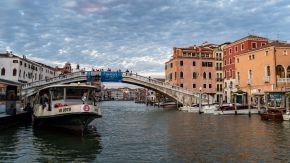 Vaporetto der Linie 2 auf dem Canal Grande in Venedig, Venedig