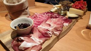 Wurst- und Käsebrett in Montepulciano, Toskana