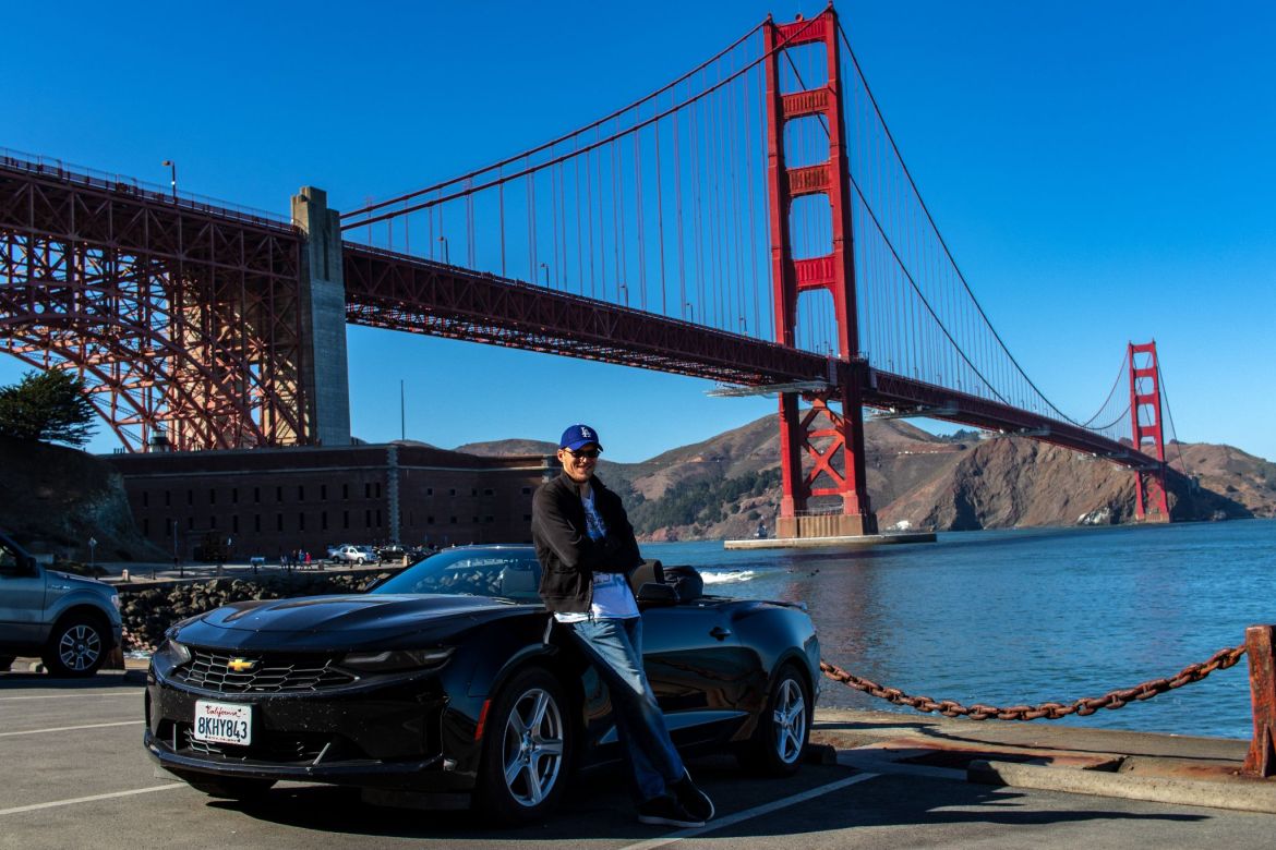 Robert am Camaro Cabrio an der Golden Gate Bridge