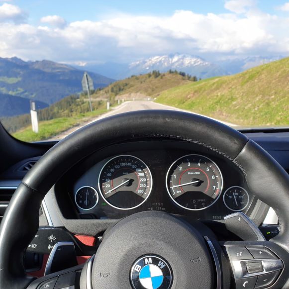 BMW 440i am Jaufenpass Richtung Sterzing