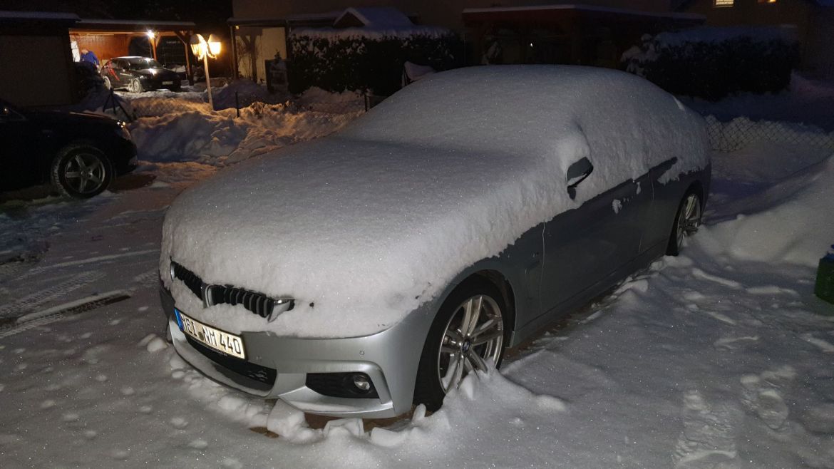 BMW 4er unter Schneedecke