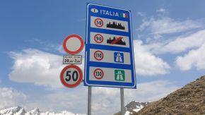 Italia Schild mit Geschwindigkeitsbegrenzungen