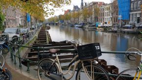 Fahrrad vor Gracht in Amsterdam