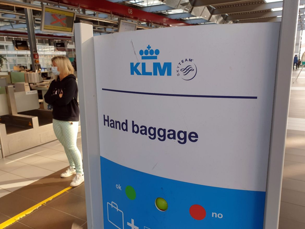 Hand baggage Schild von KLM am Flughafen Dresden