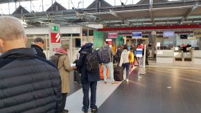Schlange am Checkin von KLM am Dresden International Airport