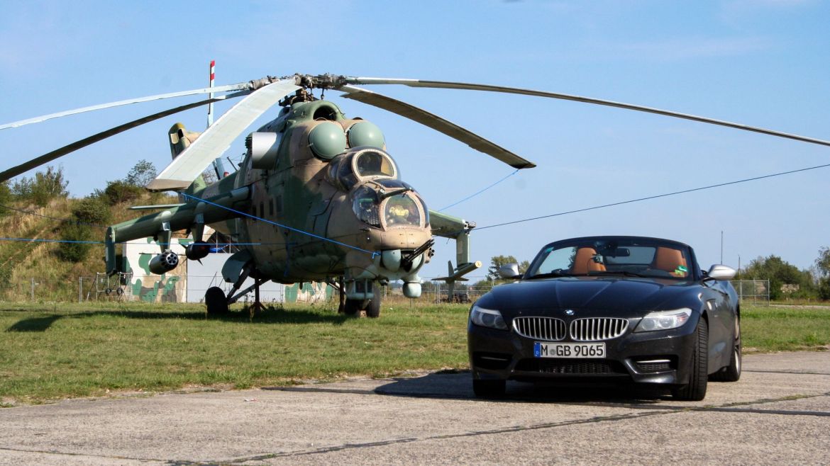 BMW Z4 vor sowjetischem Kampfhelikopter