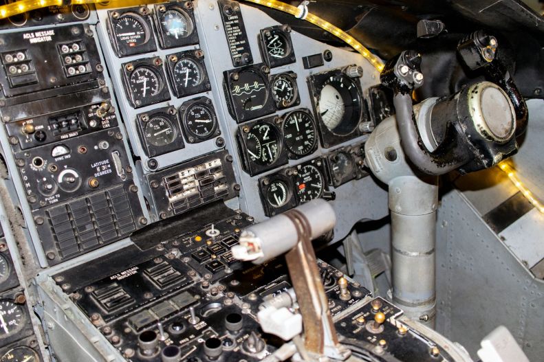 Cockpit eines Flugzeugs auf der USS Midway, San Diego