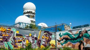 Teufelsberg Türme mit Vorbau und Graffiti