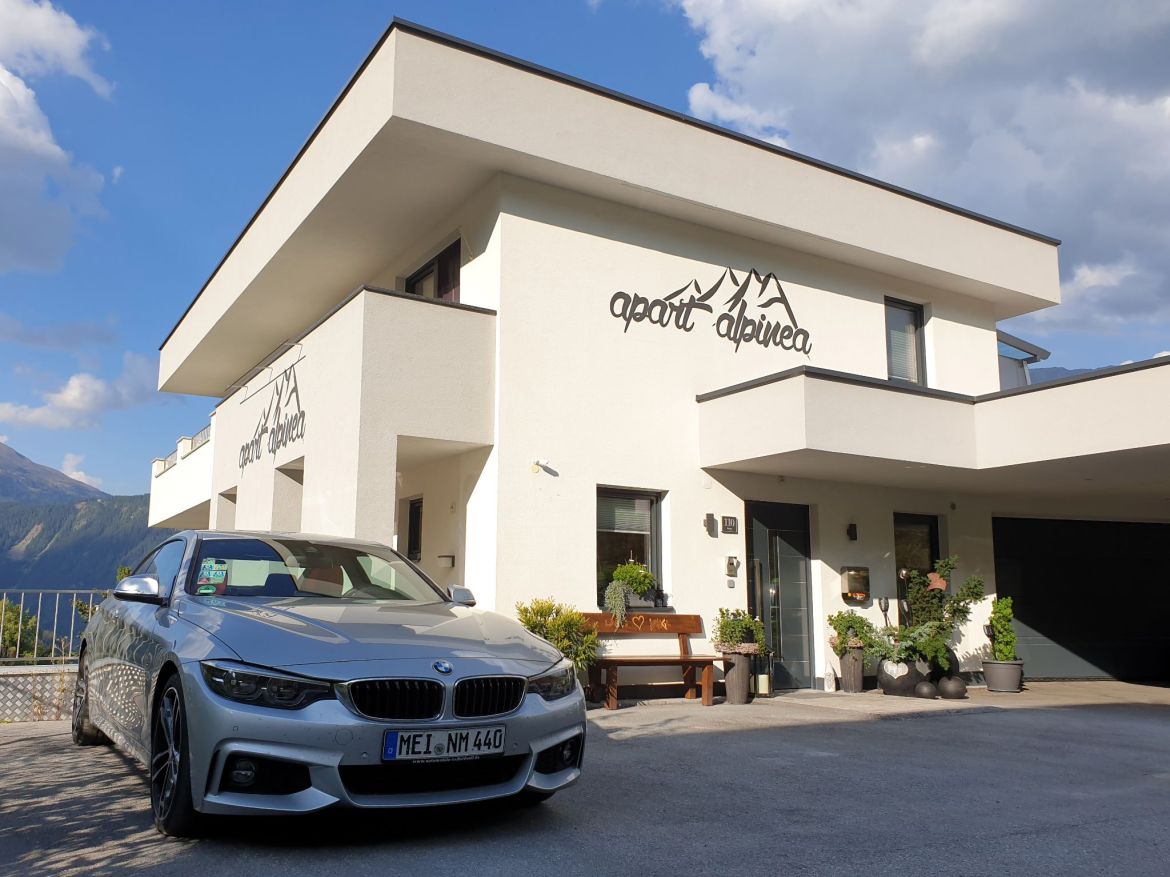 4er BMW vor Apart Alpinea in Ladis