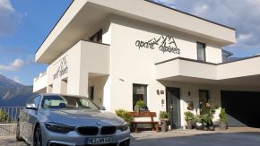 4er BMW vor Apart Alpinea in Ladis
