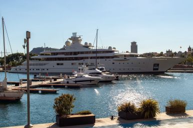 Al Raya Yacht im Hafen von Barcelona