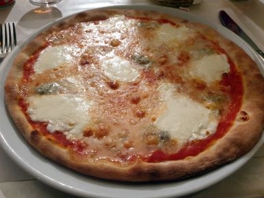 Käsepizza in der Pizzeria Oasi in Genua, Italien