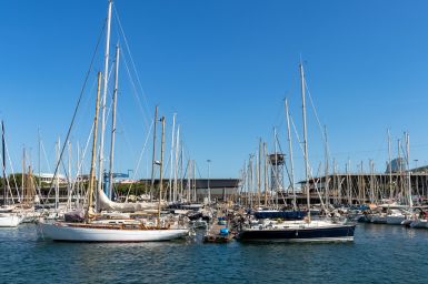 Kleine Boote im Hafen von Barcelona