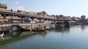 Kleine Boote im Hafen von Genua