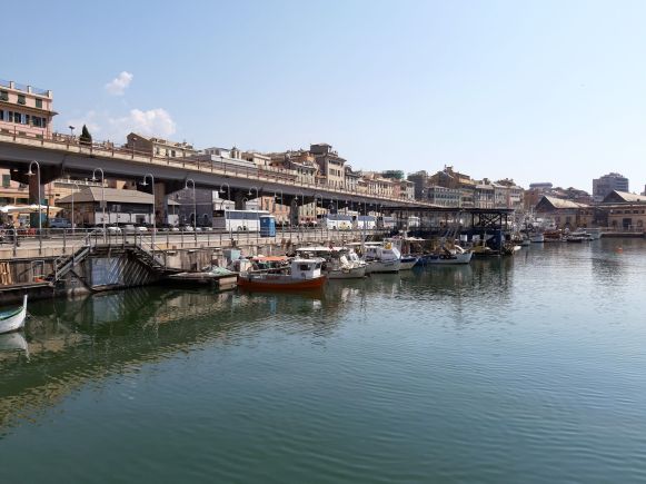 Kleine Boote im Hafen von Genua