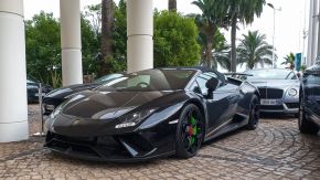 Lamborghini und weitere Luxusautos am Hotel Martinez, Cannes