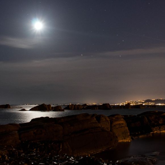 Nachts am Strand von St. Raphael mit der Küste im Hintergrund bei Mondschein