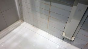 Schimmel in der Dusche im Holiday Inn in Genua, Italien