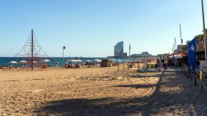 Strand von La Barcelonetta Richtung Hafen gesehen, Barcelona