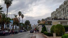 Strandpromenade in Cannes bei schlechtem Wetter