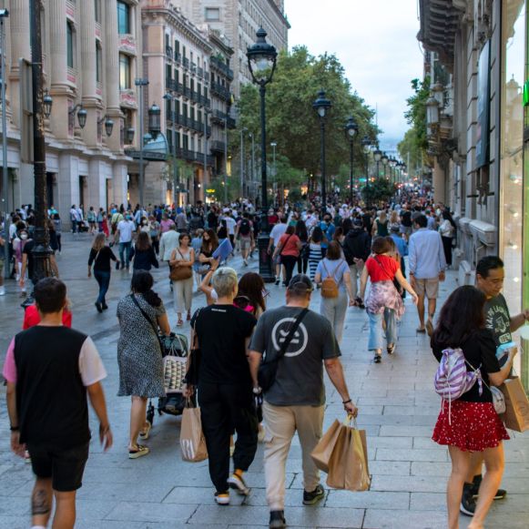 Viele Menschen in der Avinguda del Portal de lÀngel, Barcelona