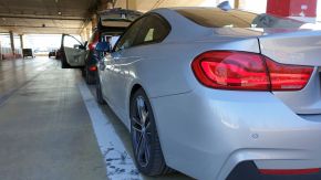 BMW 4er in der Schlange für die Autofähre im Hafen von Barcelona