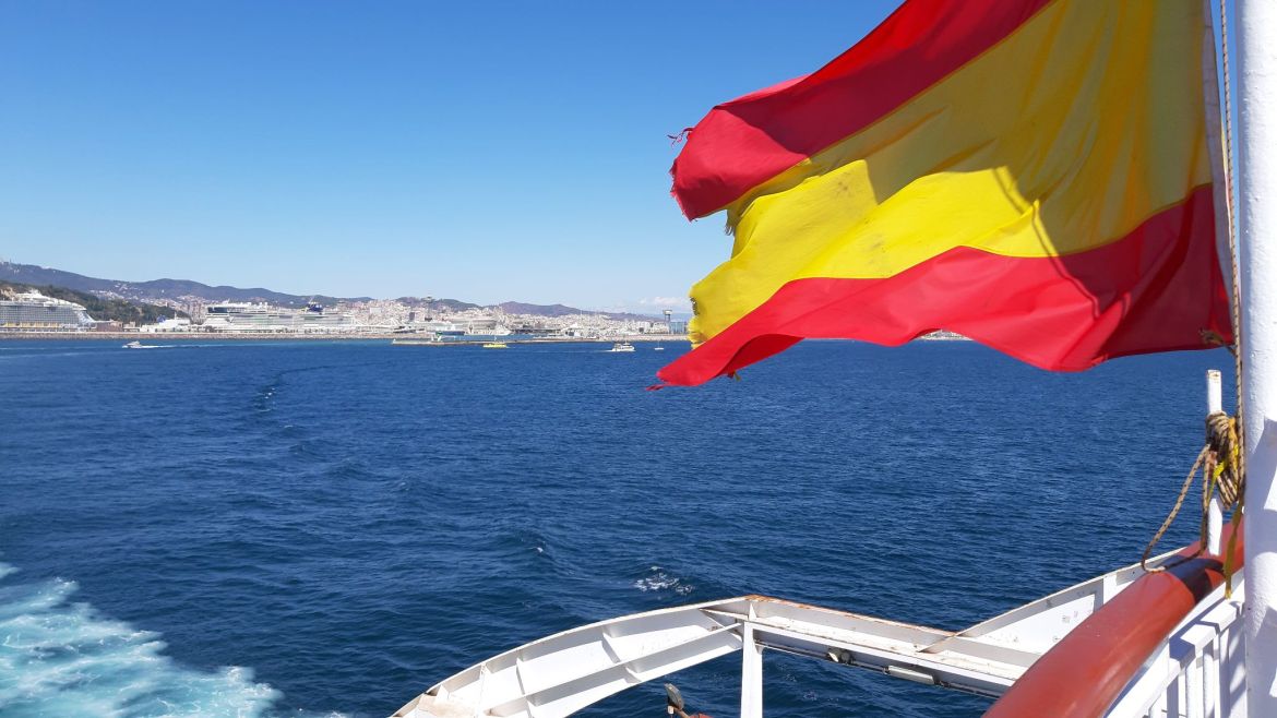 Spanische Flagge auf Autofähre die von Barcelona abgelegt ist