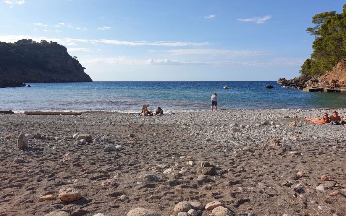 Am Strand von Cala Tuent, Mallorca mit Blick aufs Meer
