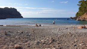 Am Strand von Cala Tuent, Mallorca mit Blick aufs Meer