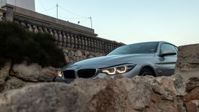 BMW 440i hinter Mauer am Cap Formentor