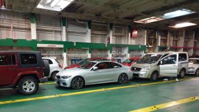 BMW 4er in der Garage der Trasmediterránea nach Barcelona
