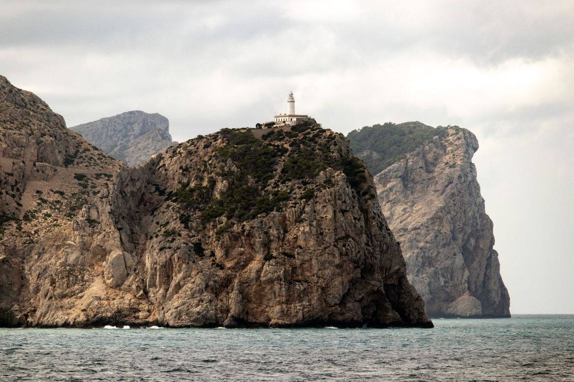 Cap Formentor mit Klippe im Hintergrund vom Wasser aus gesehen