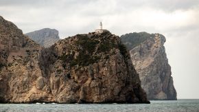 Cap Formentor mit Klippe im Hintergrund vom Wasser aus gesehen