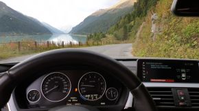 Im Cockpit vom BMW 440i Coupé im Kaunertal, Österreich