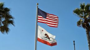 Amerikanische und kalifornische Flagge am Silver Strand State Beach