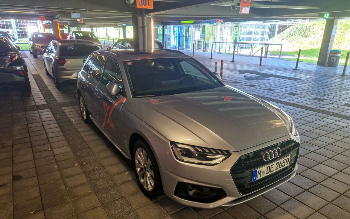 Audi A4 von Sixt Share am Flughafen Köln-Bonn