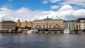 Blick auf Grand Hotel und Uferpromenade, Stockholm