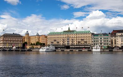 Blick auf Grand Hotel und Uferpromenade, Stockholm