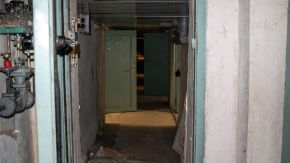 Gang im MDI-Bunker imt geöffneten Türen