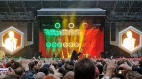Jamaicanische Farben bei der Bühnenshow der Ärzte in Dresden 2022